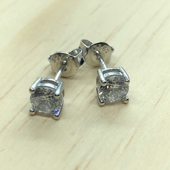 🌟 1 ct. CZ Stud Earrings - Picture 3 of 3